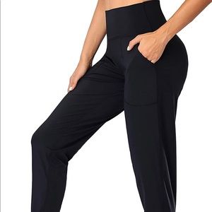 Oakla women’s joggers black medium